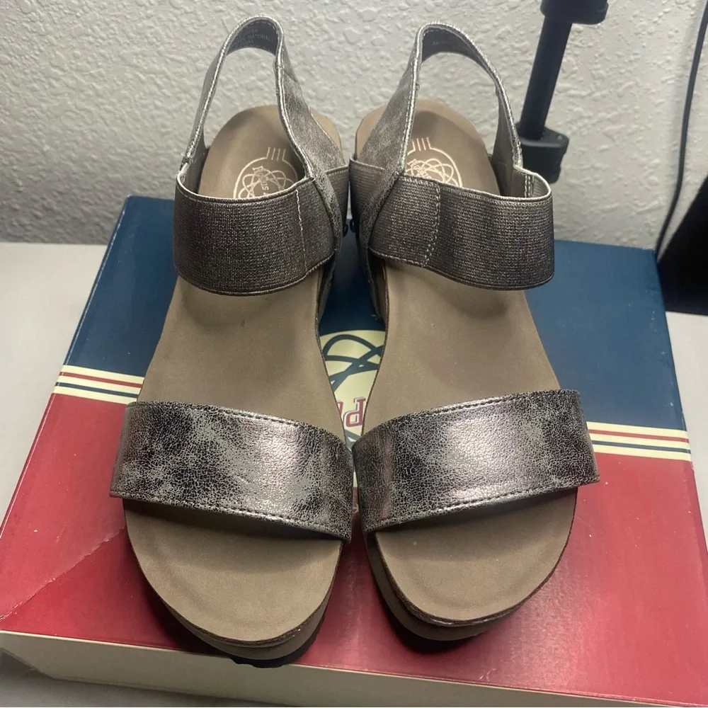 Elegant Metallic Sandals - Picture 1 of 7